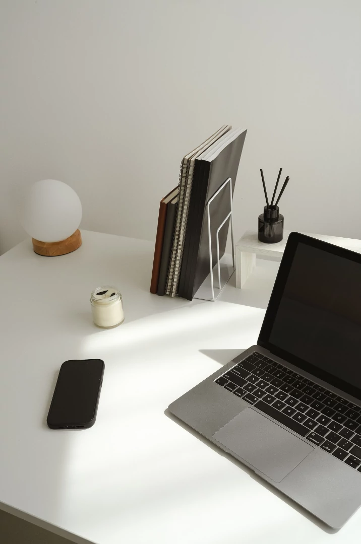 Description de l'image d'un bureau