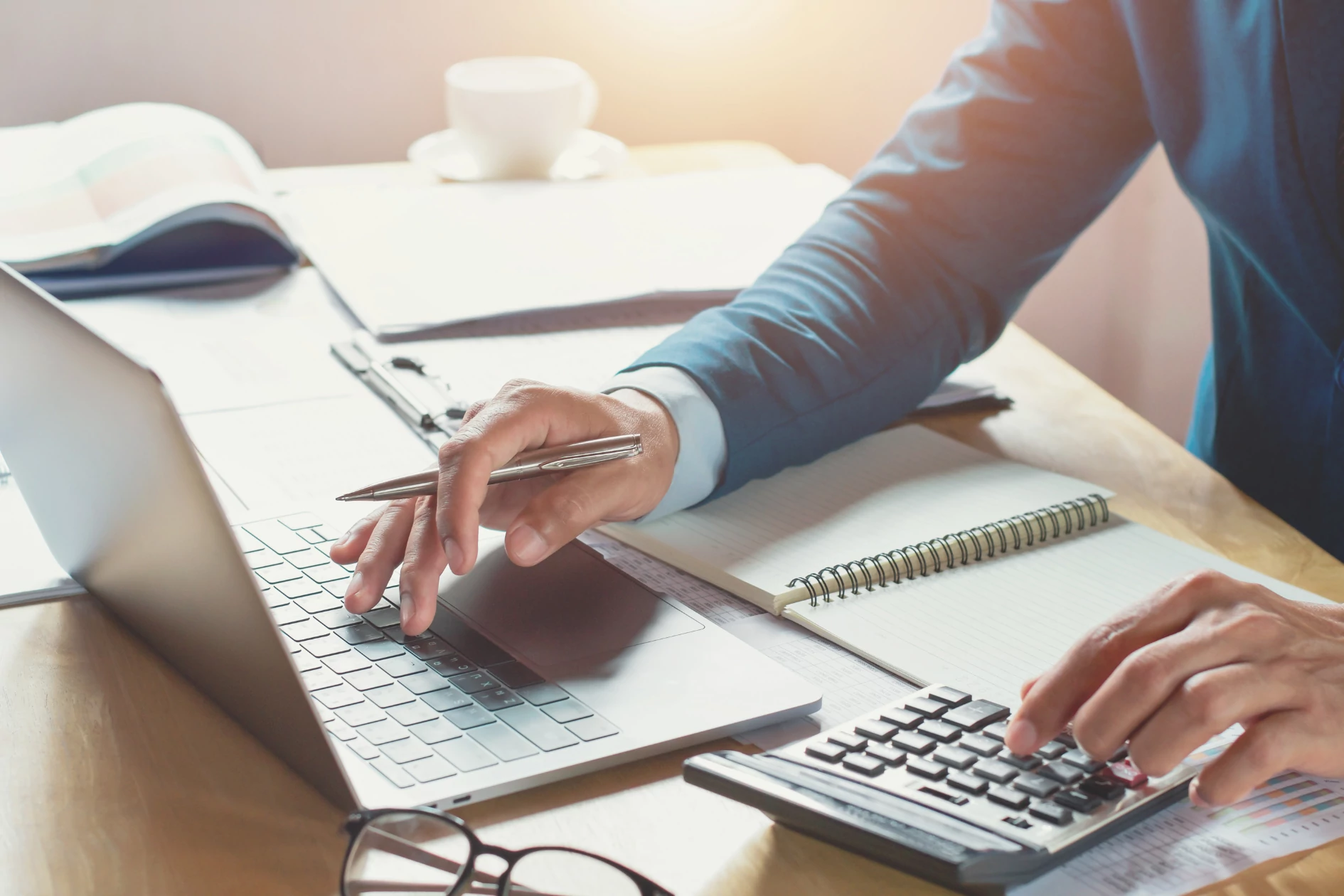 Image en plein écran d'un homme au travail